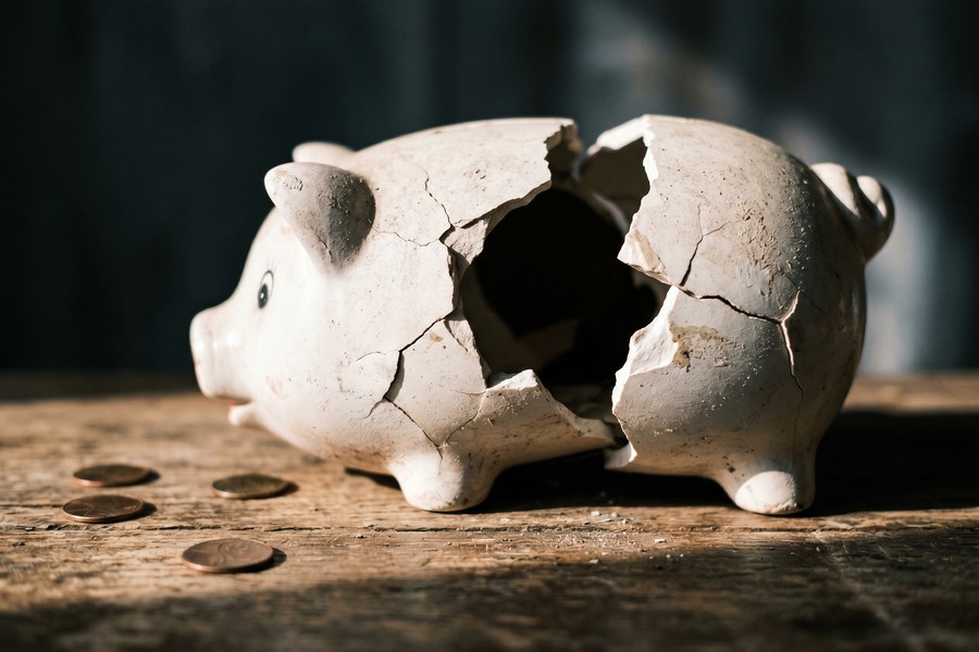 Split illustration showing emergency fund in HYSA versus checking account outcomes