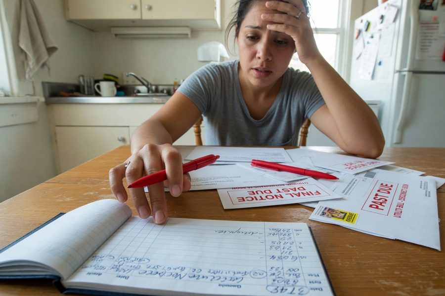 Bar chart comparing monthly financial stress levels for households with negative, zero, and positive cash flow
