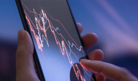 Infographic showing 7 common investing mistakes beginners make with financial impact data